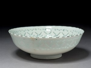 Gombroon Bowl, Iran, Safavid-periode (stenpasta med gennembrudt dekoration og sort underglasur) af Persian School