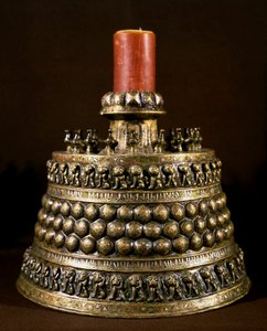Islamisk kunst: bronze lysestage med sølv indlæg. Persisk kunst fra det 12. århundrede. Kairo, Museum for Islamisk Kunst af Persian School