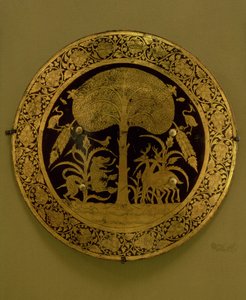 Tallerken med en kant af stiliserede blomster, der omgiver en scene med eksotiske dyr under et spredt træ (forgyldt bronze) af Persian School