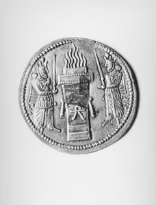 Bagsiden af en mønt af Shapur II (310-79) forestillende et offerildalter, Sassanian (sølv) (se 142415 for forsiden)