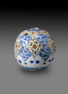 Sfærisk Kahlian Pipe Bowl, sandsynligvis lavet i Kerman, Iran, slutningen af det 17. eller begyndelsen af det 18. århundrede (stenpasta med polykrom under glasur)