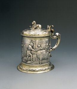 Tankard, kroppen forkaster og jages med Jakob, der kæmper med englen, og Abraham og Sara, der giver gæstfrihed til Treenigheden, Danzig, ca. 1690 (pakke forgyldt sølv) af Peter III Rohde