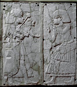 Fønikisk civilisation: Sengepynt dekoreret med et elfenbensfarvet lavrelief, der repræsenterer en vagt, der præsenterer en løve for kongen. Fra stedet for Ugarit eller Ugarit, gammelt syrisk citat på Tell de Ras Shamra. 14. århundrede f.Kr. Søn 24 cm Damas af Phoenician