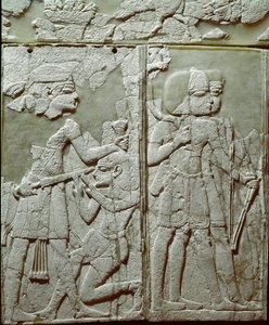Fønikisk civilisation: Sengepynt med et lavt elfenbensrelief, der repræsenterer en kongetruende fjende. Fra stedet for Ugarit eller Ugarit, gammelt syrisk citat på Tell de Ras Shamra. 14. århundrede f.Kr. Søn 24 cm Damaskus, Nationalt Arkæologisk Museum Sy af Phoenician
