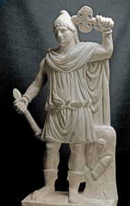 Fønikernes civilisation: Mithraisk guddommelighed, der holder en fakkel og en dobbeltøkse. 2. eller 3. århundrede e.Kr. Marmor skulptur. Svag. 87 cm. Paris, Louvre-museet