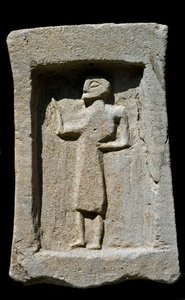 Fønikisk kunst: Punisk begravelsesstele i gres med relief af gående karakter. Fra udgravningerne af Mozia (Motiya, Mozzie eller Motia). 6. århundrede f.Kr. Tunis, Musee du Bardo Tunesien