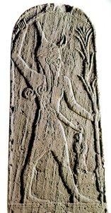 Fønikisk kunst: kalkstensstele af guden Baal i lyn. (Gud kriger beskytter kongen) Skulptur fra det 19. eller 18. århundrede f.Kr.,. Fra Ras Shamra (Ugarit eller Ougarit) Dim 142 cm Paris, Musee du Louvre