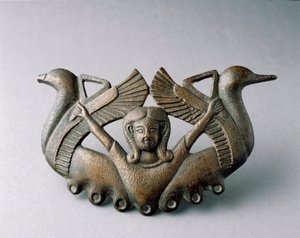 Fønicisk kunst: repræsentation af guddom Astarte. Det er omgivet af to fugle, der letter. Bronzeskulptur fra det 6. århundrede f.Kr. Fra Sevilla. Svag. 16 cm Sevilla, arkæologisk museum af Phoenician School