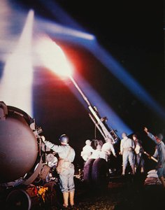 Amerikanske antiluftfartøjsartilleri- og søgelysenheder stationeret i Storbritannien under Anden Verdenskrig (foto) af Photographer American