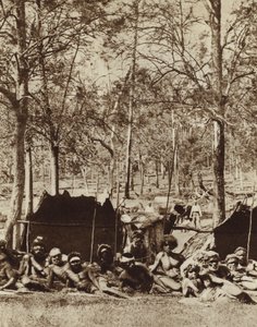 Australske aboriginer i læ bag et læhegn (s/h-billede)