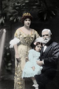 Den australske sangerinde Nellie (Nelly) Melba (1861-1931) med sin far og en uidentificeret lille pige. Melbourne, fotografering i begyndelsen af det 20. århundrede