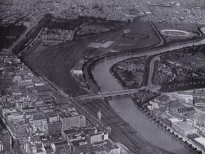 Melbourne: En luftfoto af Jolimont Railway Yards og floden Yarra, der viser en lille del af byen og Richmond i det fjerne (s/h foto) af Photographer Australian