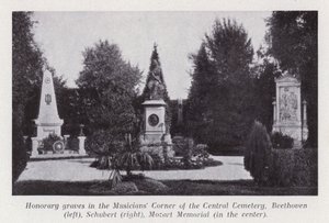 Æresgrave i Musikerhjørnet på Central Cemetery, Beethoven (venstre), Schubert (højre), Mozart Memorial (i midten) (s/h foto)