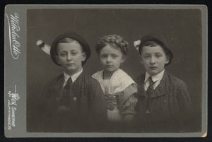 Portræt af tre østrigske børn (s/h foto) af Austrian Photographer