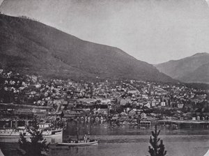 Nelson, fra den anden side af Kootenay-floden (s/h foto) af Photographer Canadian