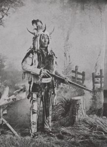 Stenet indianer i krigskostume (s/h-billede)