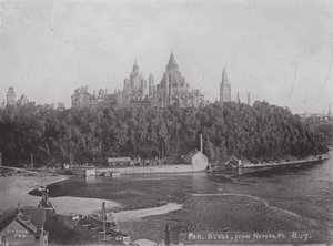 Parlamentsbygningerne, Ottawa, fra Nepean Point (s/h foto)