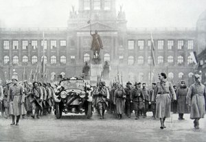 Tjekkiske tropper ledsager præsident Thomas Masaryk i Prag den 25. december 1918 (s/h foto)