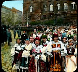Unge kvinder i nationalkostumer, Wenzelspladsen, Prag, Tjekkoslovakiet, ca. 1921 (foto)