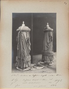 Albumside: House of Worth, Evening Mantle af Photographer French