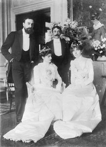 L-R: Ernest Rouart (1874-1942) og hans kone Julie Manet (1878-1967), Paul Valery (1871-1945) og hans kone Jeannie Gobillard (1877-1970), på dagen for deres ægteskab, maj 1900 (f/ w foto)