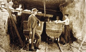 Minearbejdere i en potaskemine, Alsace, ca. 1900 (s/h-billede)