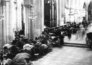 Folk tager tilflugt i Caen-katedralen, juli 1944 (s/h-billede) af Photographer French