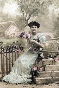Kvinde med blomsterkrans, postkort, ca. 1900 (håndkoloreret foto) af Photographer French