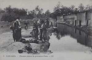 Kvinder samler vand i Sidi-Okba, Algeriet (s/h foto) af Photographer French