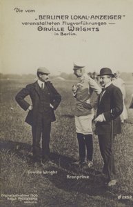 Den amerikanske flyver Orville Wright chatter med kronprins Wilhelm af Tyskland under et besøg i Berlin (s/h-billede) af Photographer German