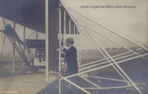 Den amerikanske flyver Orville Wright inspicerer motoren på sit fly (s/h foto) af Photographer German
