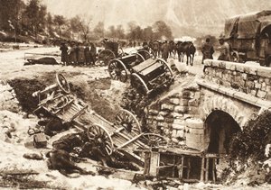 En italiensk ammunitionskonvoj på en forsyningsrute nær Udine taget under tysk artilleribeskydning (s/h foto) af Photographer German