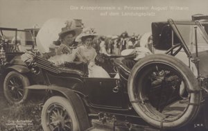 Kronprinsesse Cecilie og prinsesse August Wilhelm af Tyskland på en Zeppelin landingsplads (s/h foto) af Photographer German