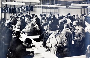 Østtyske borgere, der står i kø for at få tilladelse til at besøge slægtninge i Vesten (s/h-billede) af Photographer German