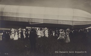 Kejserinde Victoria Augusta af Tyskland med Zeppelin LZ III (s/h foto) af Photographer German
