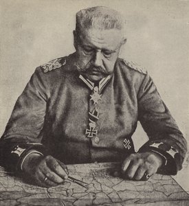 Feltmarskal von Hindenburg studerer et kort (s/h foto) af Photographer German