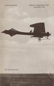 Fransk flyver Hubert Latham flyver over Tempelhof flyveplads, Berlin, september 1909 (s/h foto) af Photographer German