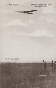 Fransk flyver Hubert Latham flyver over Tempelhof flyveplads, Berlin, september 1909 (s/h foto) af Photographer German