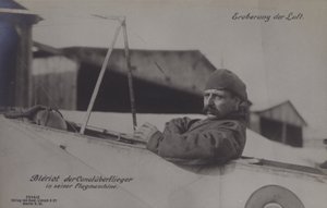 Den franske flyver Louis Bleriot, den første, der fløj over Den Engelske Kanal, i sit monoplan (s/h-foto) af Photographer German