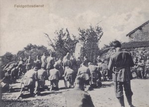 Tyske hærsoldater, der deltager i en friluftsgudstjeneste (s/h-billede) af Photographer German