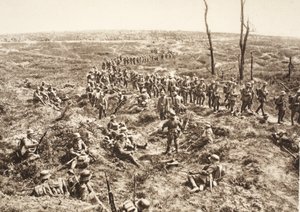 Tysk infanteri krydser Chemin des Dames for at følge den tilbagegående fjende, 27. maj 1918 (s/h-foto) af Photographer German