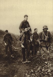 Tysk infanterist med et bensår, der blev båret fra slagmarken af britiske fanger, Første Verdenskrig af Photographer German