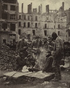 Tyske krigsfanger løsladt fra fangenskab i Sovjetunionen midt i ruinerne af Berlin af Photographer German