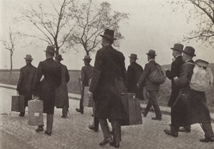 Tyske jernbanearbejdere udvist fra Ruhr for at deltage i kampagnen for civil ulydighed under den franske besættelse, august 1923 (s/h foto) af Photographer German