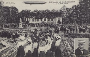 Graf Ferdinand von Zeppelin og hans luftskib LZ III over Berlin (s/h foto) af Photographer German