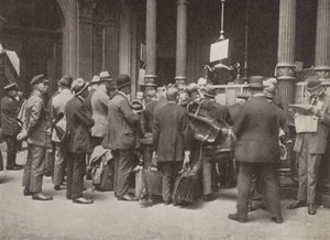 Hyperinflation i Weimar Tyskland: medlemmer af offentligheden i kø uden for Reichsbank i Berlin med kufferter til at bære deres penge, juli 1923 (s/h foto) af Photographer German