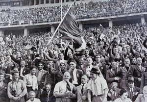 Italienske fans støtter deres atleter på stadion ved De Olympiske Lege, Berlin, Tyskland af Photographer German