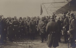 Kaiser Wilhelm II og den tyske luftskibskonstruktør Graf Ferdinand von Zeppelin efter landingen af et af Zeppelins luftskibe (s/h foto) af Photographer German