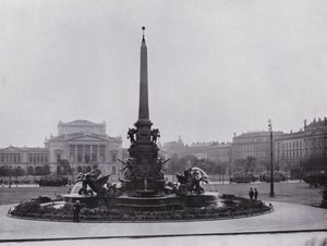 Leipzig: Mendbrunnen på Augustusplatz og Neue Theatre (B/W Photo) af Photographer German