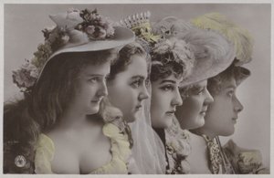 Linje af kvinder i historisk kjole (farvefoto) af Photographer German